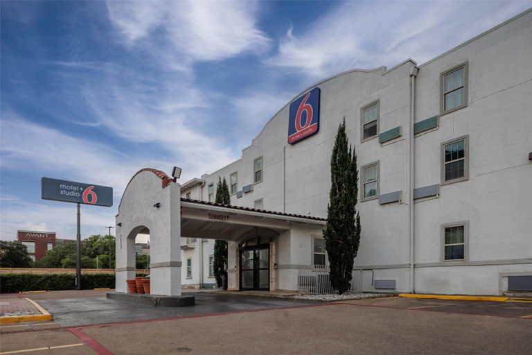 Exterior & Views 2, Motel 6 Dallas, TX – Downtown, Dallas