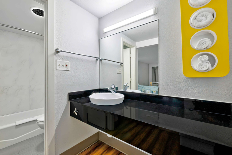 Bathroom 4, Motel 6 Plano, TX - Plano Northeast, Collin