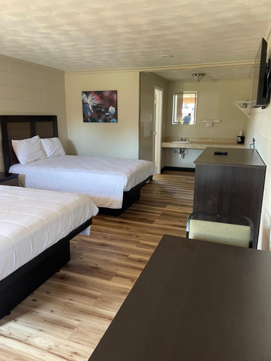 Bedroom 2, Beverly Hills Inn, Brown