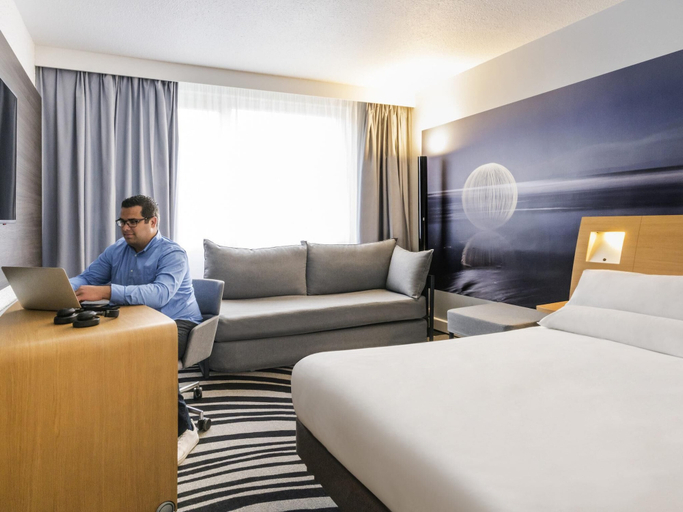 Bedroom 3, Novotel Paris Saclay, Essonne