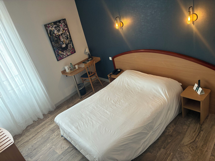 Bedroom 3, Hotel du Commerce, Puy-de-Dôme
