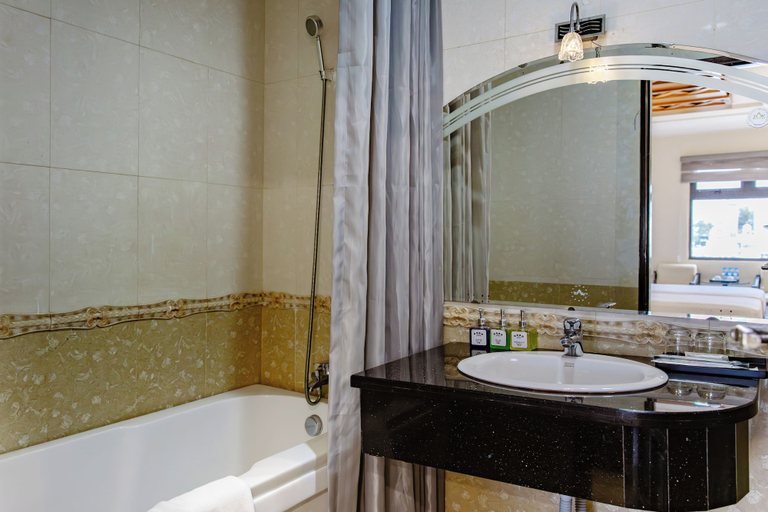 Bathroom 4, Boss Palace Hotel, District 3