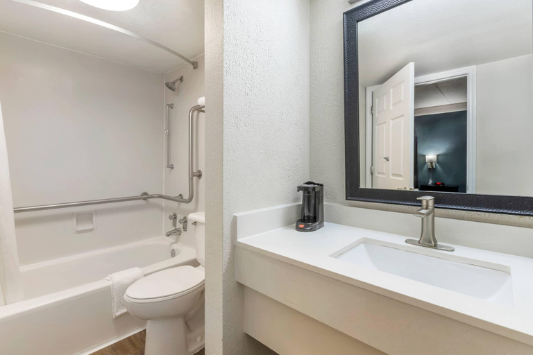 Bathroom 5, Quality Inn & Suites North Charleston - Ashley Phosphate, Charleston