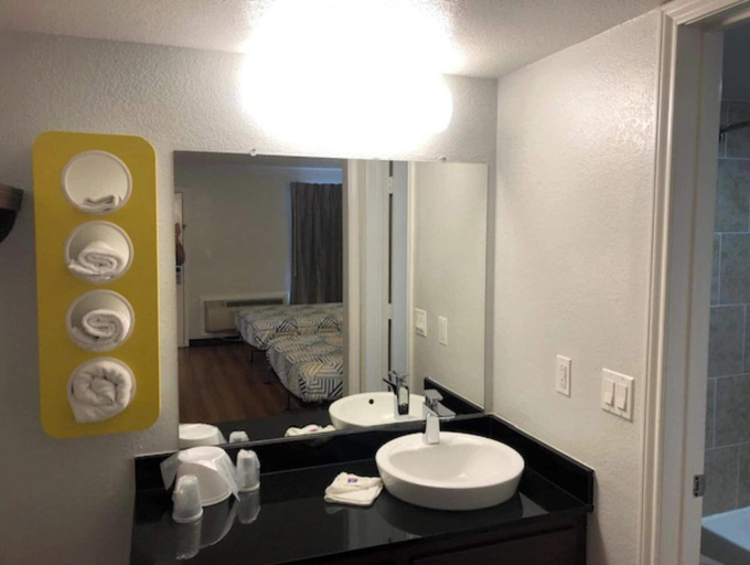 Bathroom 3, Motel 6 Paris, TX, Lamar