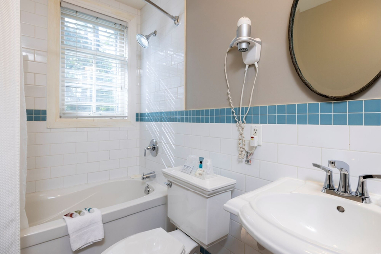 Bathroom 4, Sherwood Inn, Muskoka