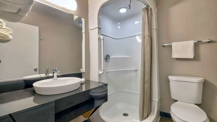 Bathroom 4, Motel 6 Gallup, McKinley