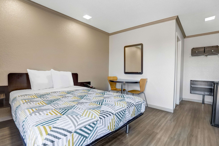 Bedroom 4, Motel 6-Red Bluff, CA, Tehama