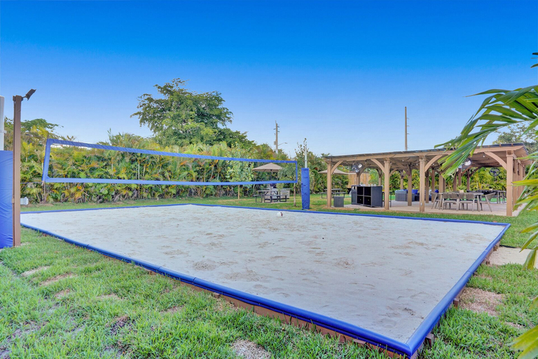 Sport & Beauty 5, Lavish 8 Br Estate with Pool & Courts, Broward