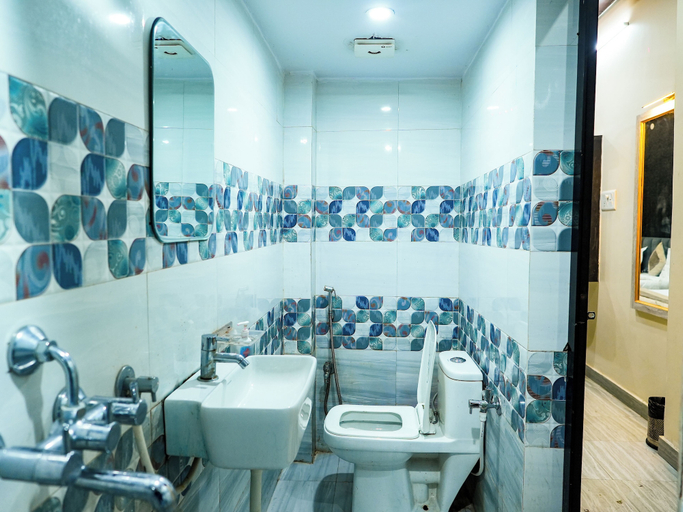 Bathroom 3, Sun High Stay Luxury Guest House, Varanasi