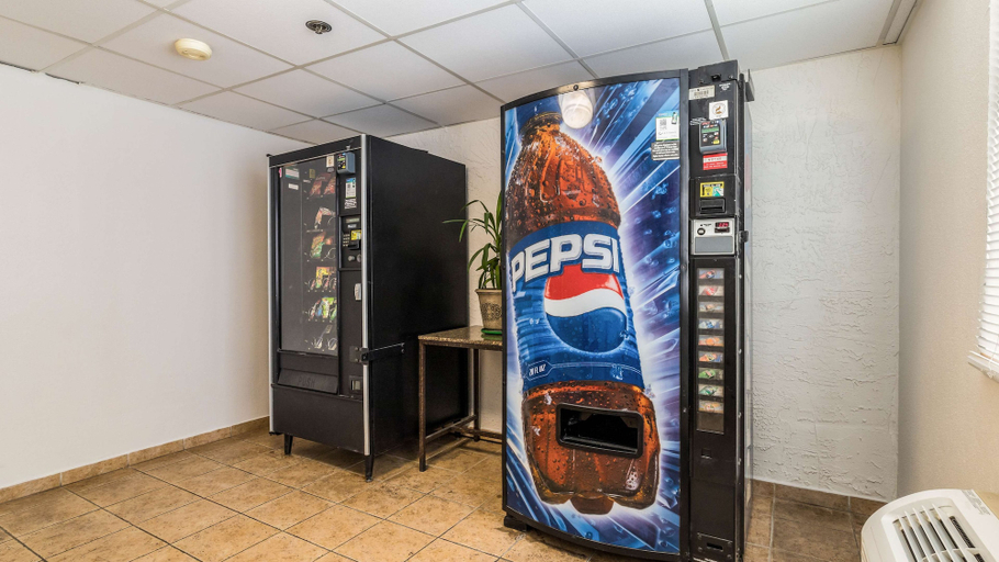 Food & Drinks 5, Motel 6 Elk Grove Village, IL, Cook