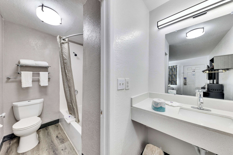 Bathroom 4, Motel 6 Austin, TX - Airport - South, Travis
