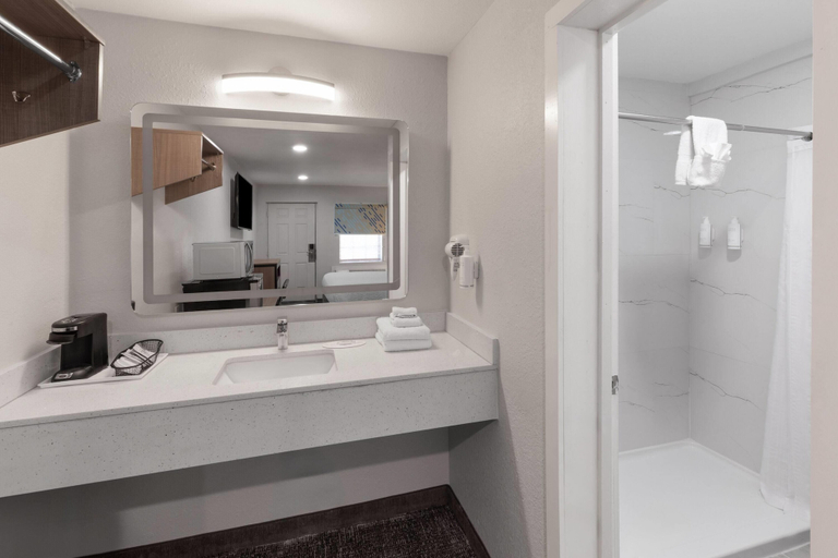 Bathroom 4, Days Inn by Wyndham Aransas Pass, San Patricio