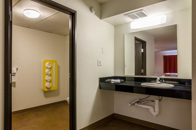 Bathroom 4, Motel 6 York, NE, York