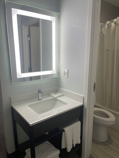 Bathroom 5, Motel 6 East Ridge, TN, Hamilton