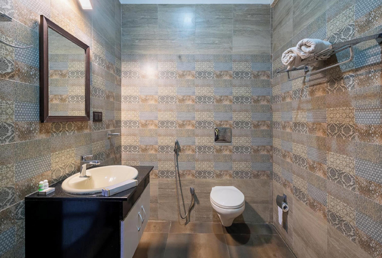 Bathroom 4, Periyarmountainpalace, Theni
