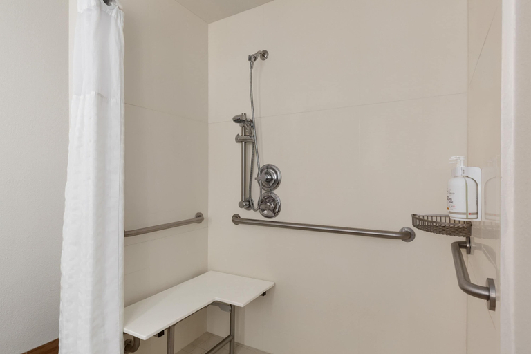 Bathroom 5, La Quinta Inn & Suites by Wyndham Fairfield - Napa Valley, Solano