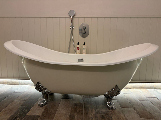 Bathroom 4, Kings Head, Gloucestershire