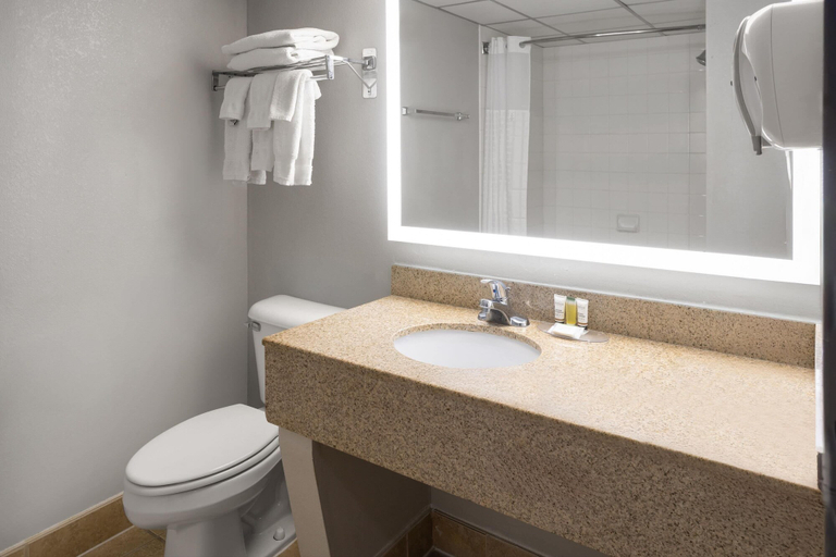 Bathroom 4, Baymont by Wyndham Westampton, Burlington