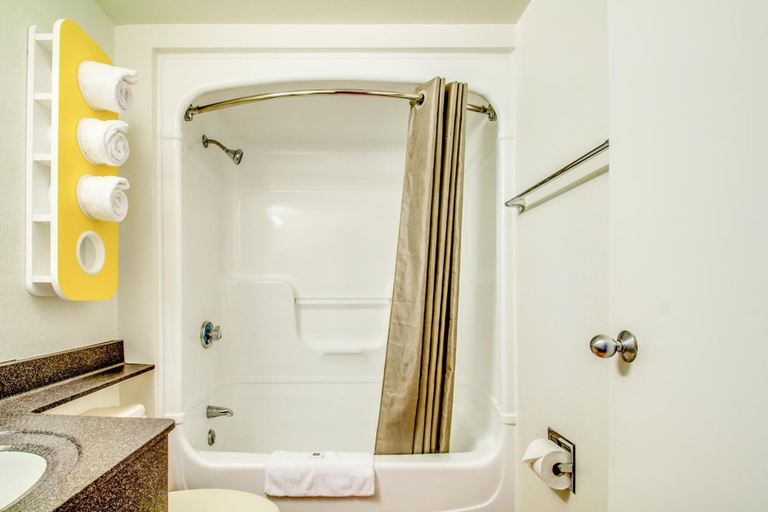 Bathroom 4, Motel 6 Amherst, NY - Buffalo, Erie
