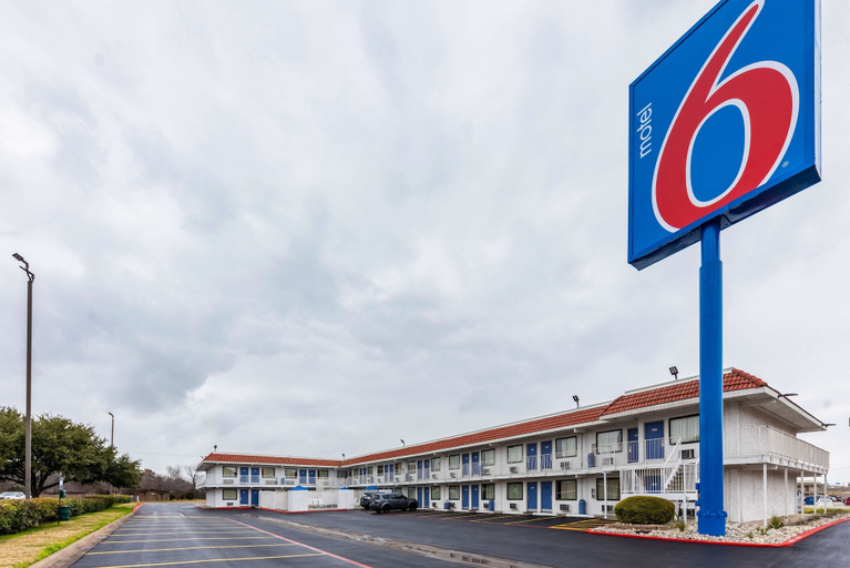 Exterior & Views 2, Motel 6 North Richland Hills, TX, Tarrant