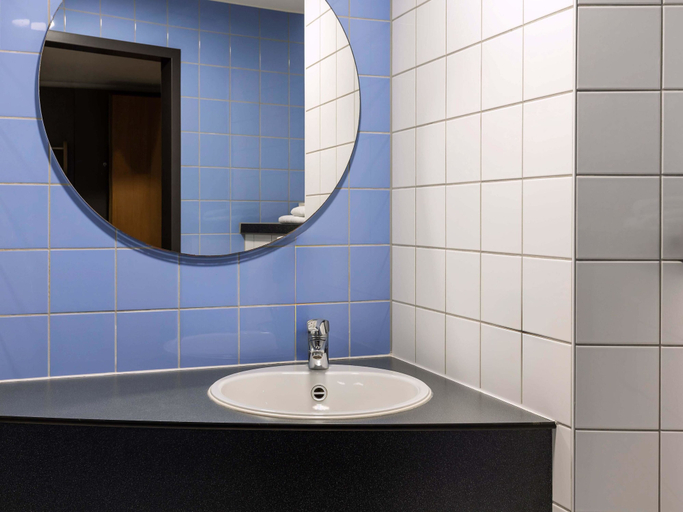 Bathroom 5, B&B Hotel Frankfurt-Hahn Airport, Rhein-Hunsrück-Kreis