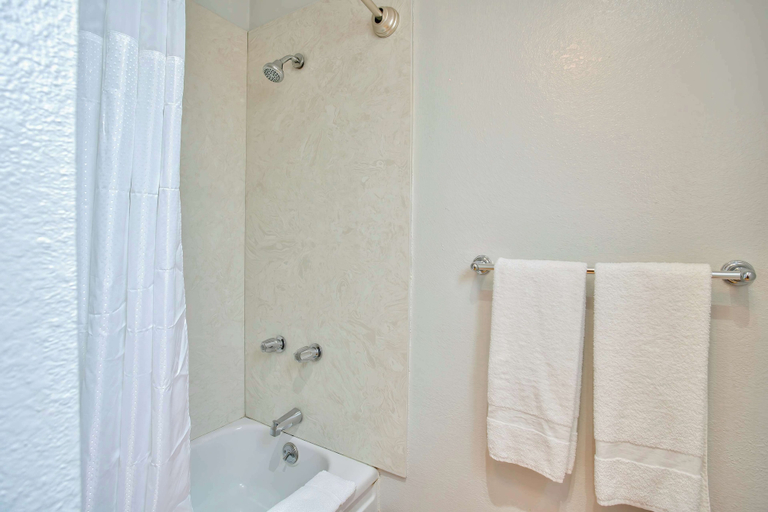 Bathroom 4, Motel 6 Salem, OR - Expo Center, Marion