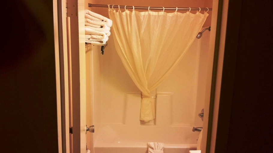 Bathroom 4, Motel 6 Elk City, OK, Beckham