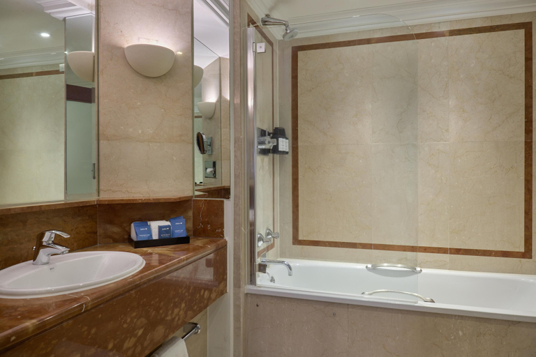 Bathroom 4, Radisson Blu Edwardian Hampshire Hotel London, London