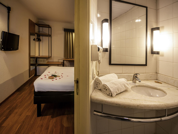 Bathroom 4, ibis Betim, Betim