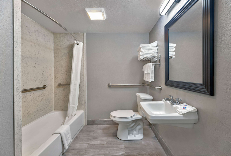 Bathroom 4, Motel 6 Corbin, KY, Whitley