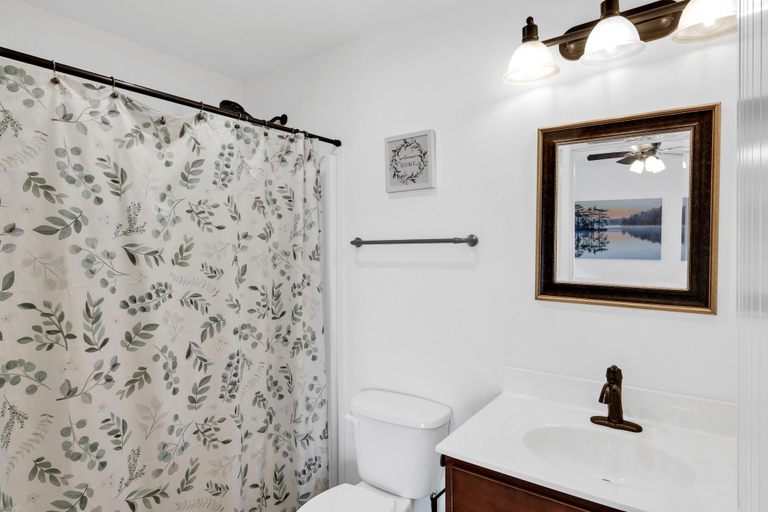 Bathroom 3, River Retreat, La Salle