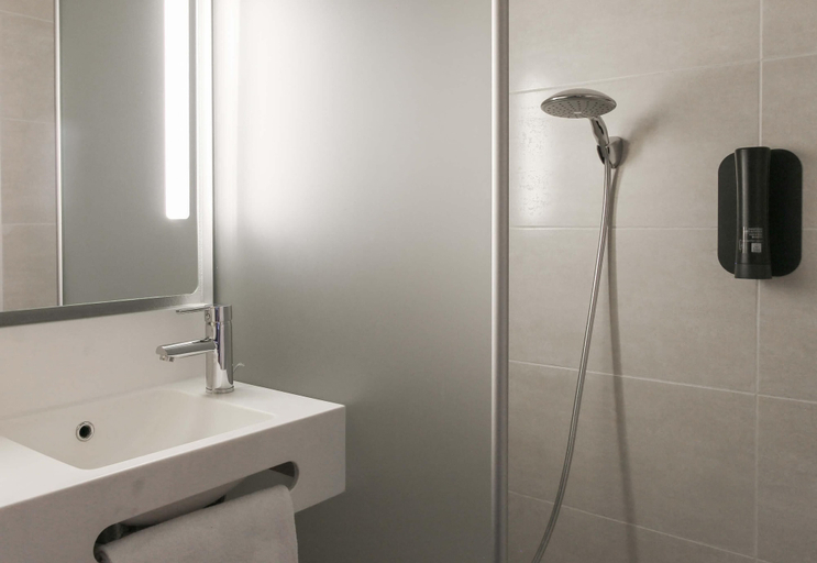 Bathroom 4, B&B HOTEL Marseille Vélodrome Prado, Bouches-du-Rhône
