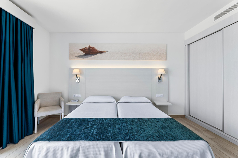 Bedroom 4, THB Flora Aparthotel, Las Palmas