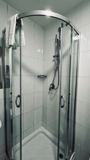 Bathroom 4, Arriva, London