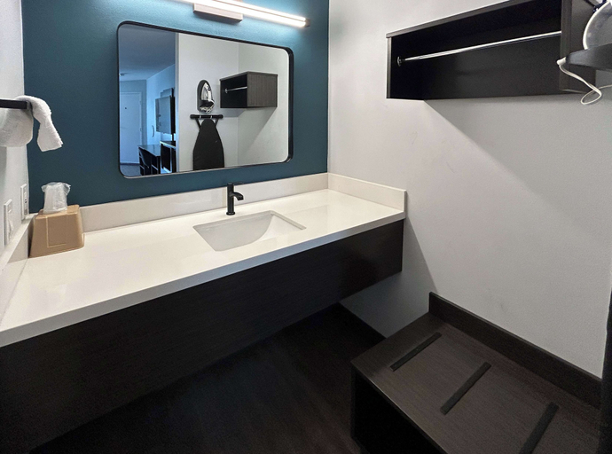 Bathroom 4, Studio 6  Suites Gardena, CA, Los Angeles