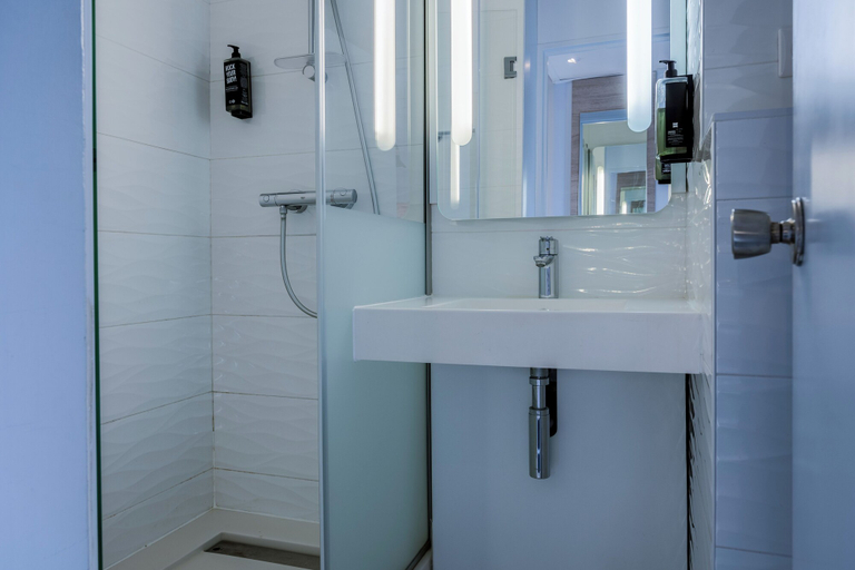 Bathroom 5, ibis Styles La Rochelle Centre Vieux Port, Charente-Maritime