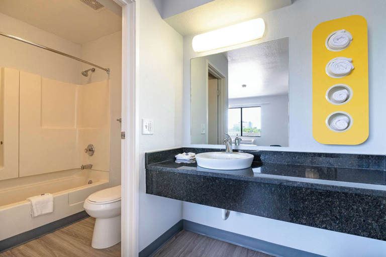 Bathroom 5, Motel 6 Rolling Meadows, IL - Chicago Northwest, Cook