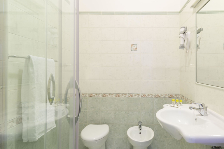 Bathroom 4, B&B Hotel Pescara, Pescara