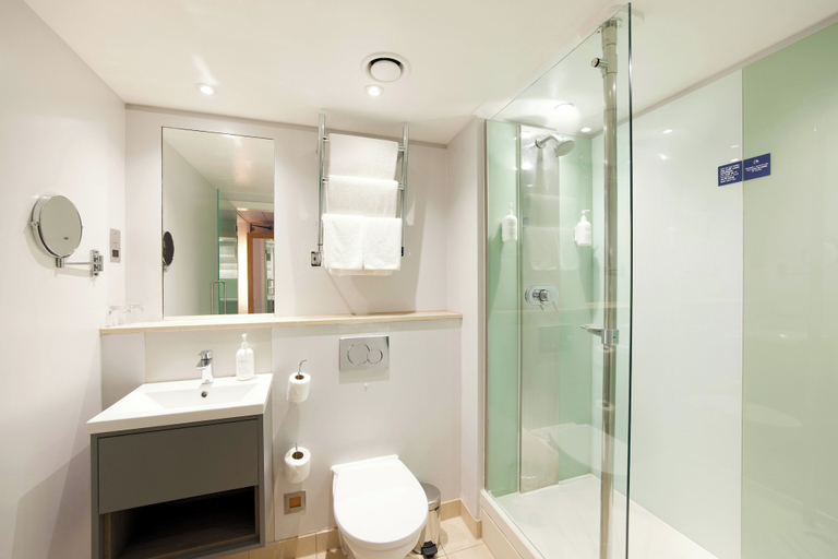 Bathroom 4, Thistle London Park Lane, London