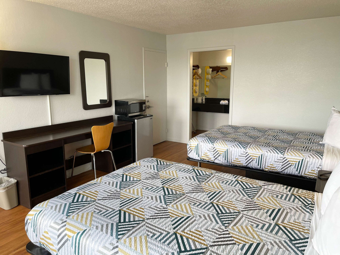 Bedroom 4, Motel 6 Troy, OH, Troy