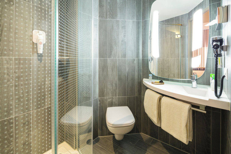 Bathroom 3, ibis Baden Neuenhof, Baden