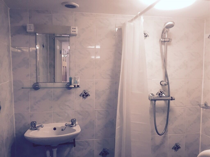 Bathroom 4, The Globe Inn, Devon