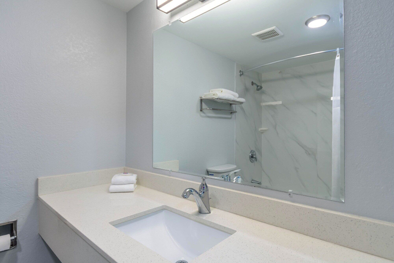 Bathroom 4, Motel 6 Franklin, OH, Warren