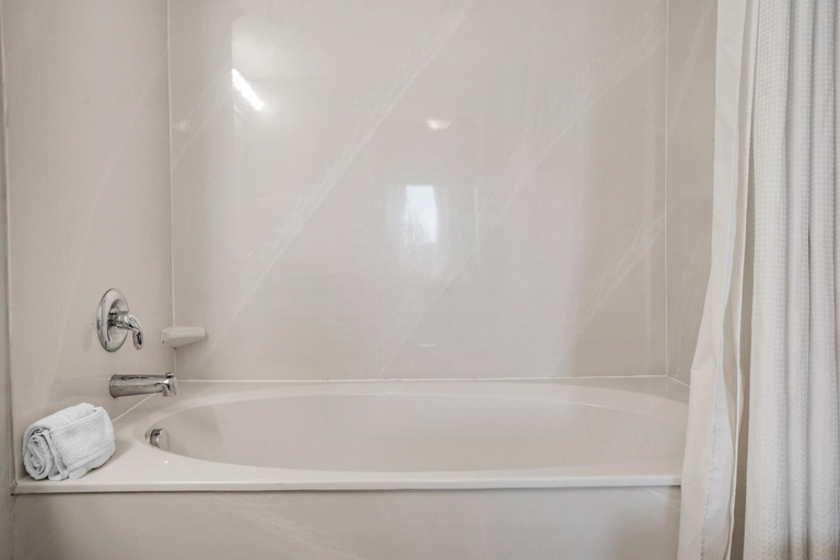 Bathroom 3, Splash 603e, Bay