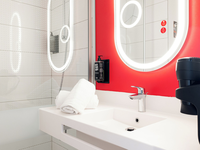 Bathroom 4, Hôtel ibis Beziers Est Mediterranee, Hérault