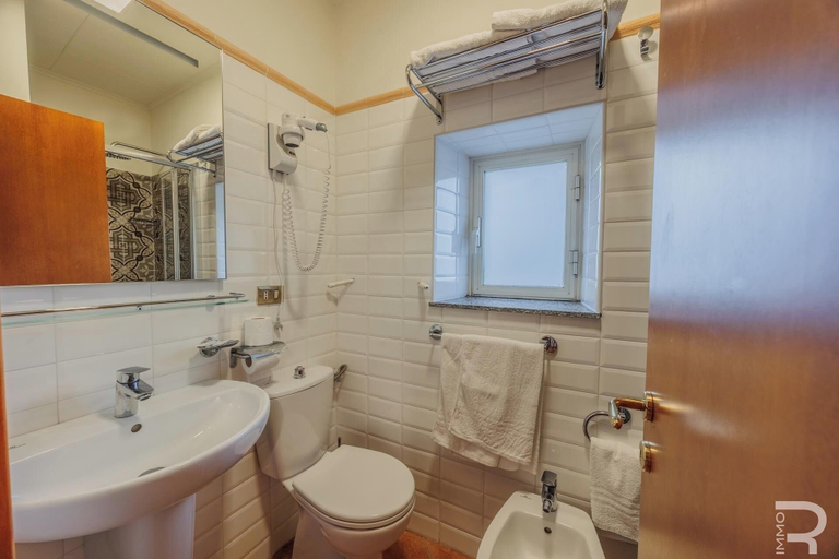 Bathroom 5, Miramonti, Massa Carrara