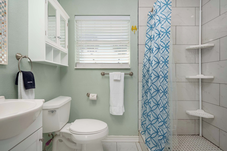 Bathroom, Rockport Redfish Cottage by Miss Kitty’s, Aransas