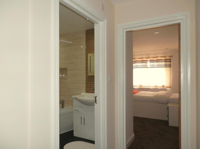 Bedroom 3, Heathrow Travellers Hub, London