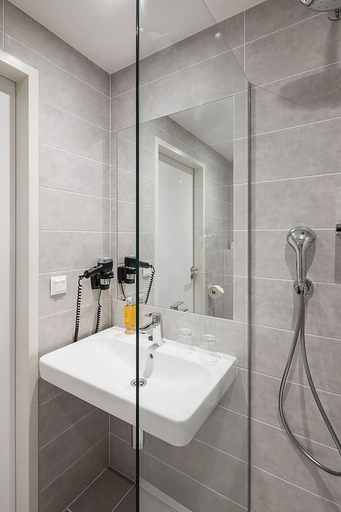 Bathroom 5, B&B Hotel Budapest City, Budapesti
