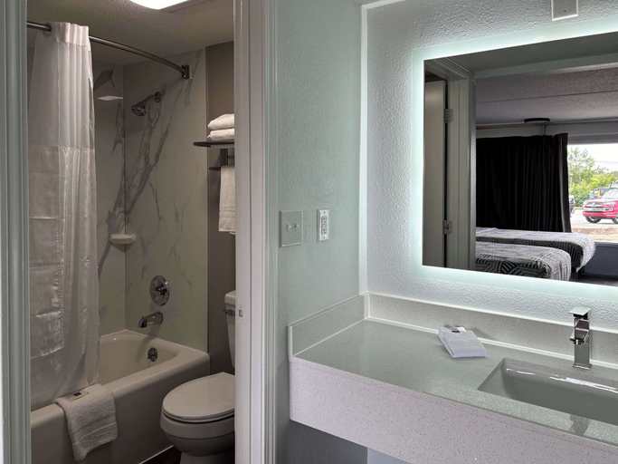 Bathroom 4, Motel 6 Richmond, KY – EKU Campus Area, Madison